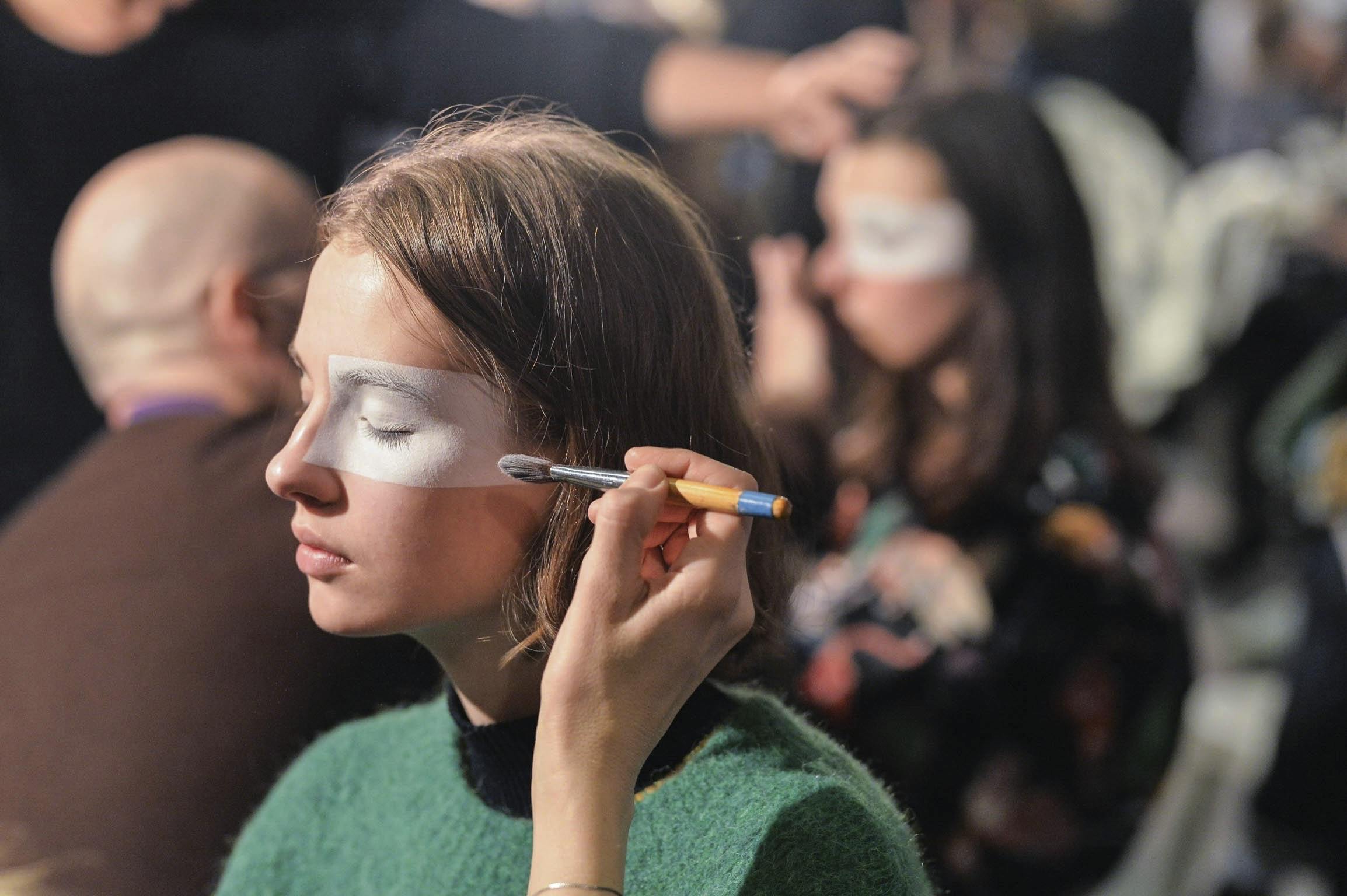 leclaireur-yohji-yamamoto-fw18-backstage-1